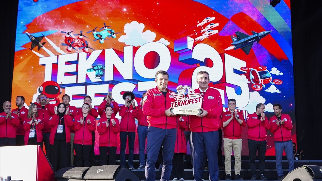 TEKNOFEST İstanbul kapanış töreniyle sona erdi; Selçuk Bayraktar gençlere ve gönüllülere teşekkür etti