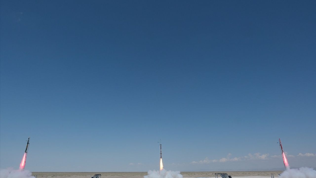 TEKNOFEST Roket Yarışması'nda üç roket eş zamanlı ateşlendi