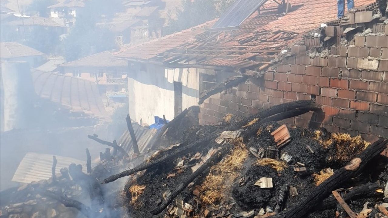 Tokat Zile'de samanlık yangını eve sıçradı; ev ve samanlık kullanılamaz hale geldi