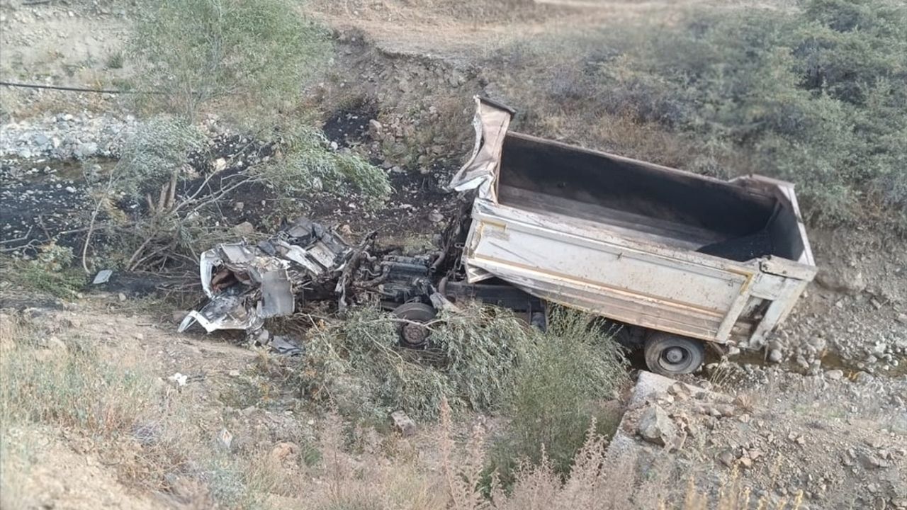 Tortum'da hafriyat kamyonu şarampole devrildi: sürücü ağır yaralandı