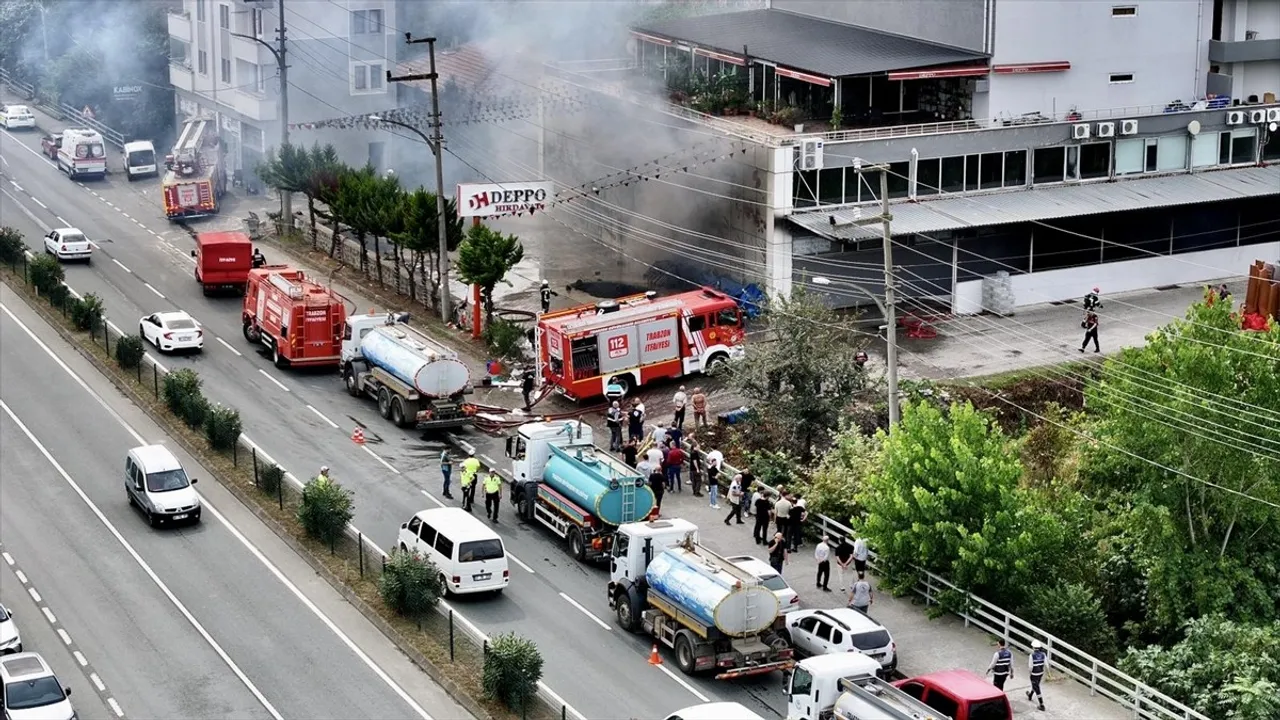 Trabzon Akçaabat'ta alışveriş merkezindeki yangına müdahale sürüyor