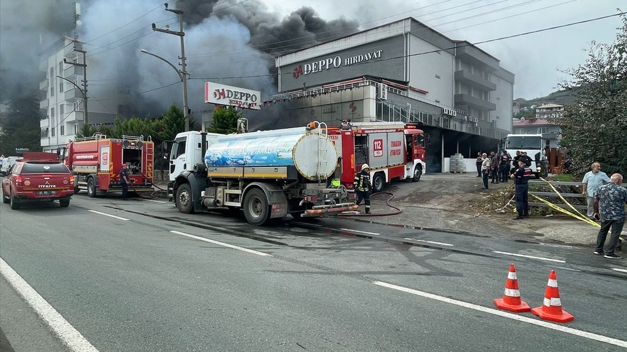 Trabzon Akçaabat'ta hırdavat merkezinin deposunda yangın: Söndürme çalışmaları sürüyor