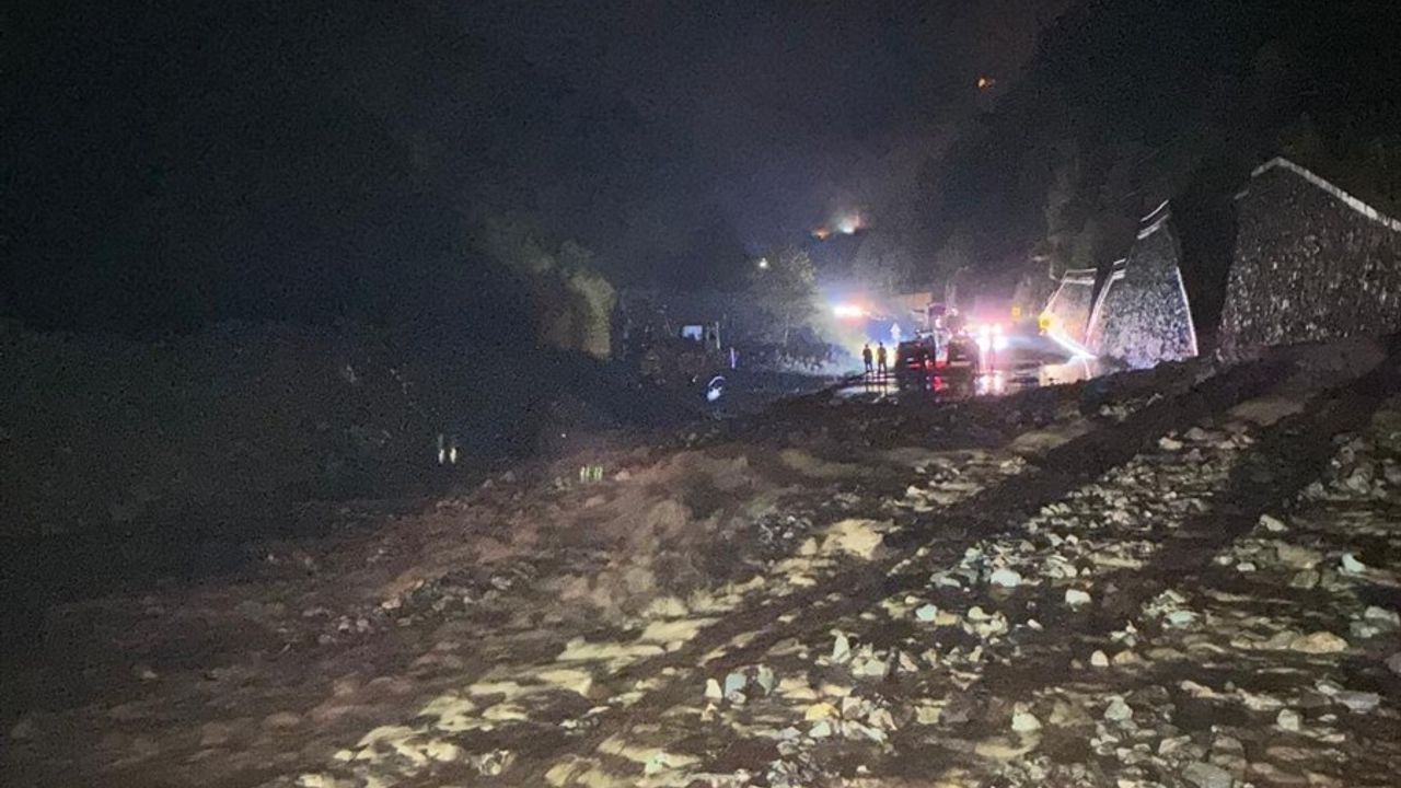 Trabzon Arsin'de Sağanak Heyelana Yol Açtı: 5 Mahalle ve Atayurt-Santa Grup Yolu Etkilendi