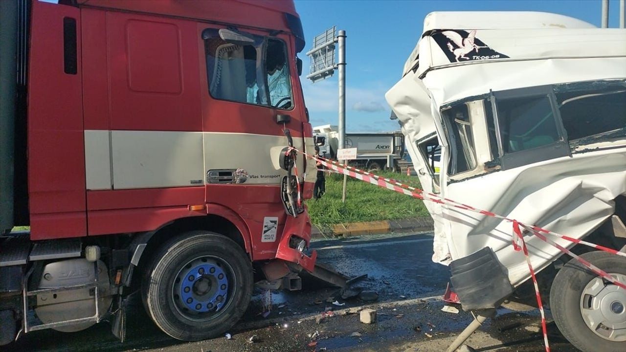 Trabzon Arsin'de Tır, Kamyon ve Minibüsün Karıştığı Kaza: 14 Yaralı