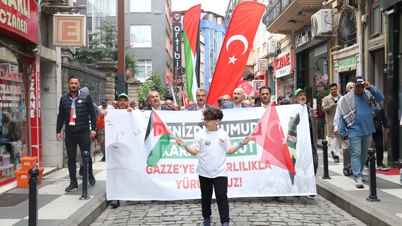 Trabzon'da Küresel Sumud Filosu'na Destek Yürüyüşü: 'Gazze yanarken Sumud'umuz Gazze'ye'