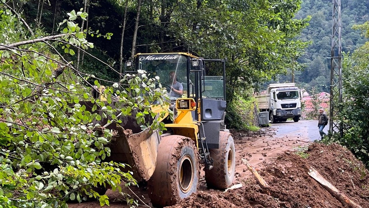 Trabzon'da sağanak sonrası bazı ilçelerde heyelan ve su taşkınları