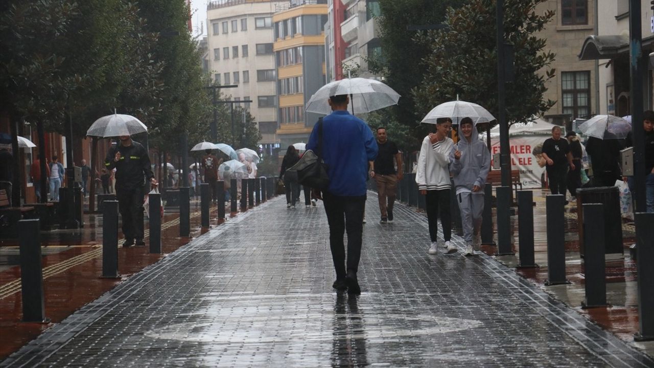 Trabzon Ortahisar'da sağanak hayatı olumsuz etkiledi
