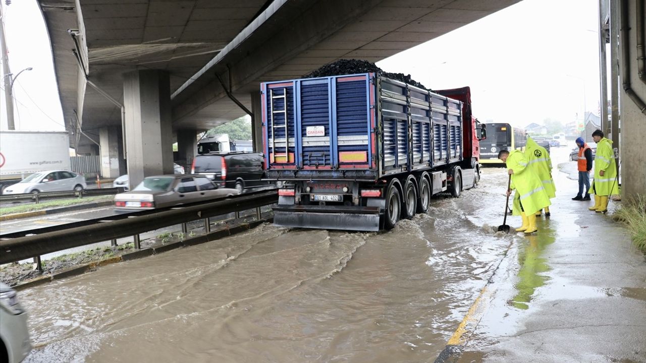 Trabzon Ortahisar'da sağanak yaşamı etkiledi: su birikintileri ve trafik aksaması