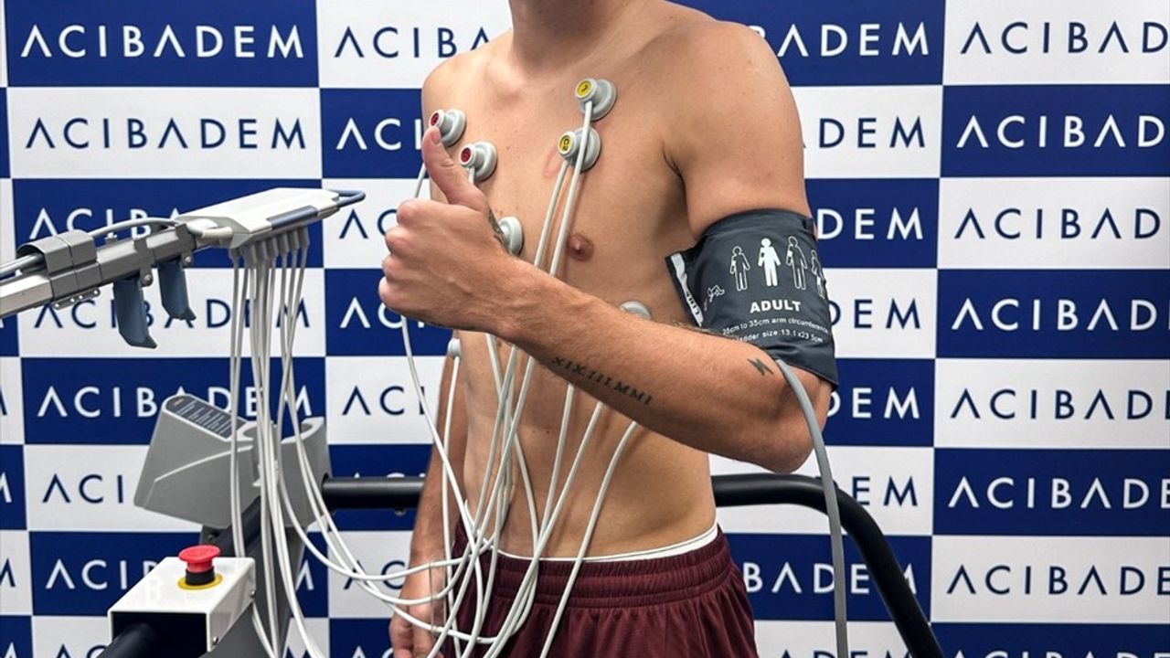 Trabzonspor, Beşiktaş'tan Ernest Muçi'yi satın alma opsiyonuyla 1 yıllığına kiraladı