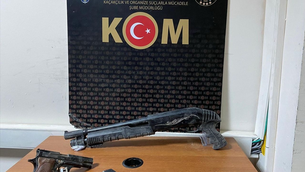 Tunceli'de inşaat şantiyesinde ruhsatsız tabanca, pompalı tüfek ve 166,57 gram esrar ele geçirildi