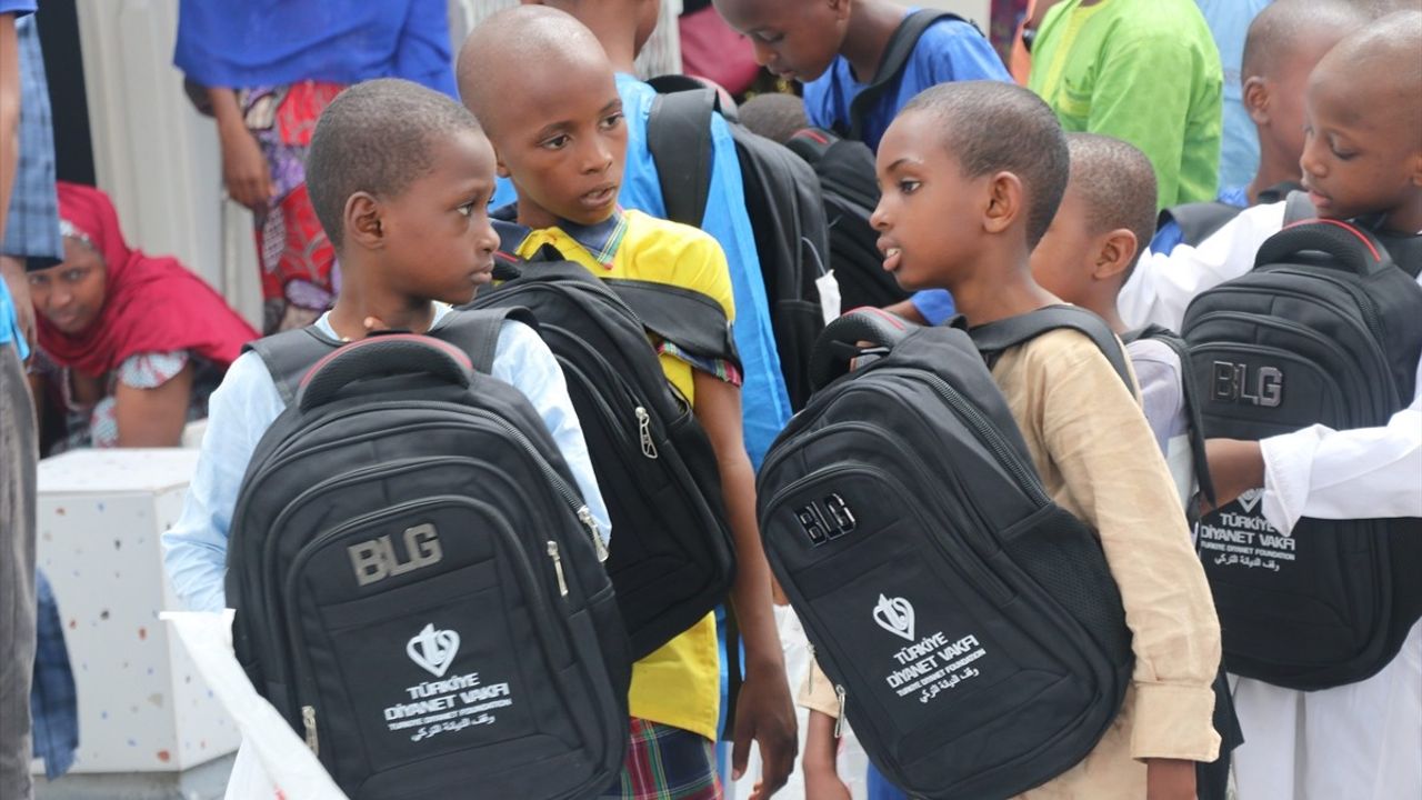 Türkiye Diyanet Vakfı, Kamerun'da 1000 yetime eğitim ve kıyafet desteği sağladı