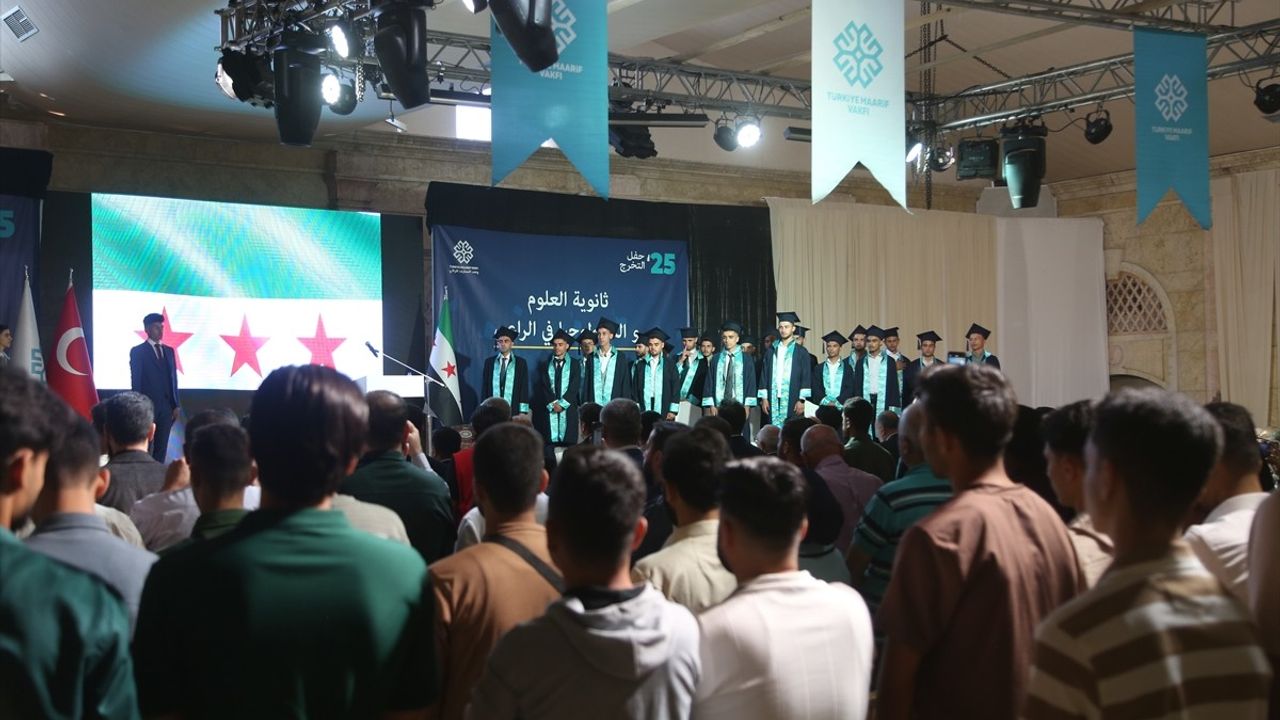 Türkiye Maarif Vakfı, Halep'te Çobanbey ve Azez liselerinin mezuniyet törenini düzenledi