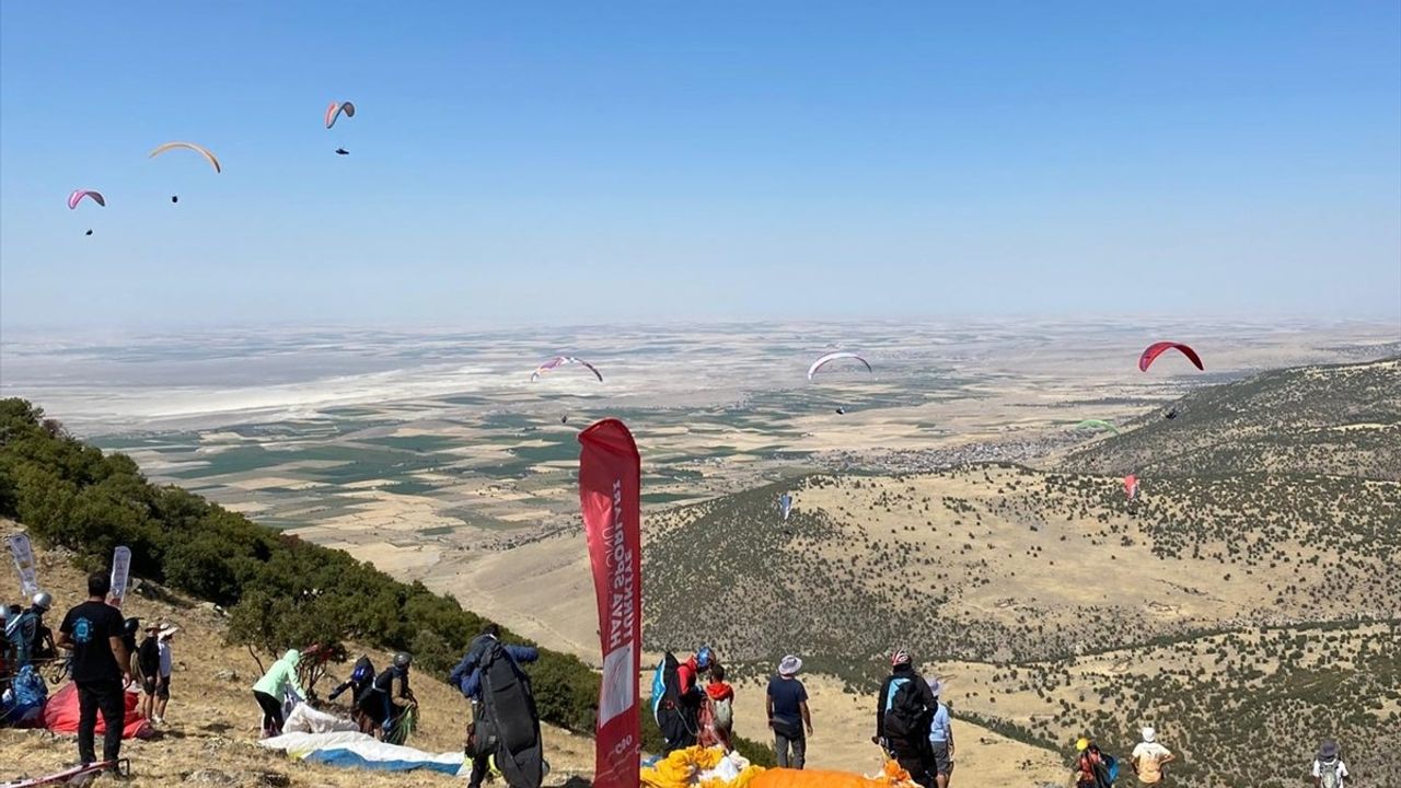 Türkiye Yamaç Paraşütü Mesafe Yarışması Konya Karacadağ'da başladı