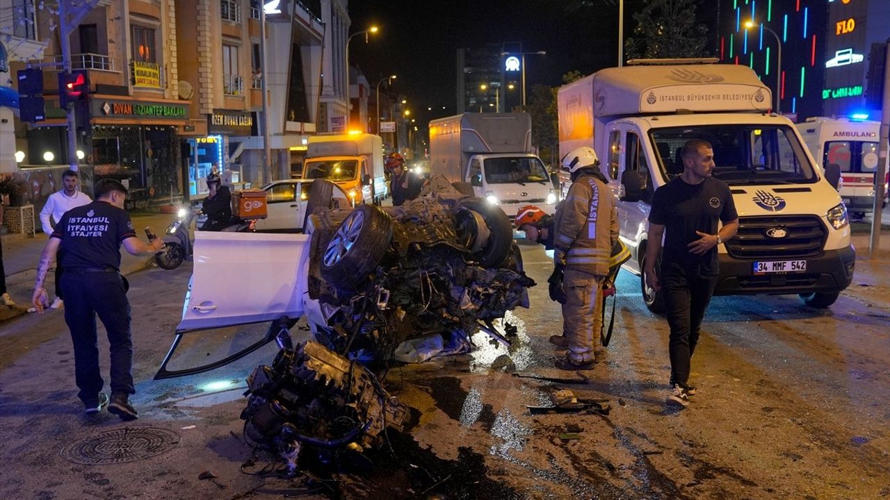 Ümraniye'de İETT otobüsü ile otomobil çarpıştı: 1'i ağır 2 yaralı