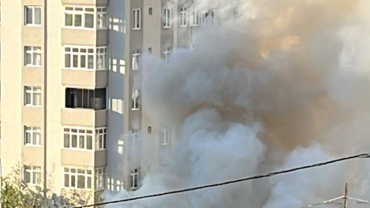 Ümraniye'de seyir halindeki İETT otobüsü motor bölümündeki yangın nedeniyle kullanılamaz hale geldi