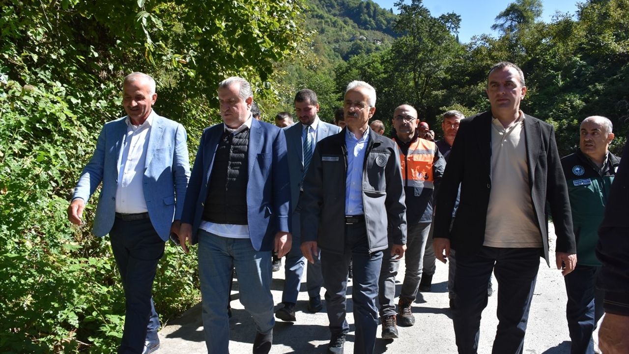 Uraloğlu ve Bak, Artvin Borçka'da selden etkilenen bölgelerde yol çalışmaları ve Kesmetaş Köprüsü alanını inceledi