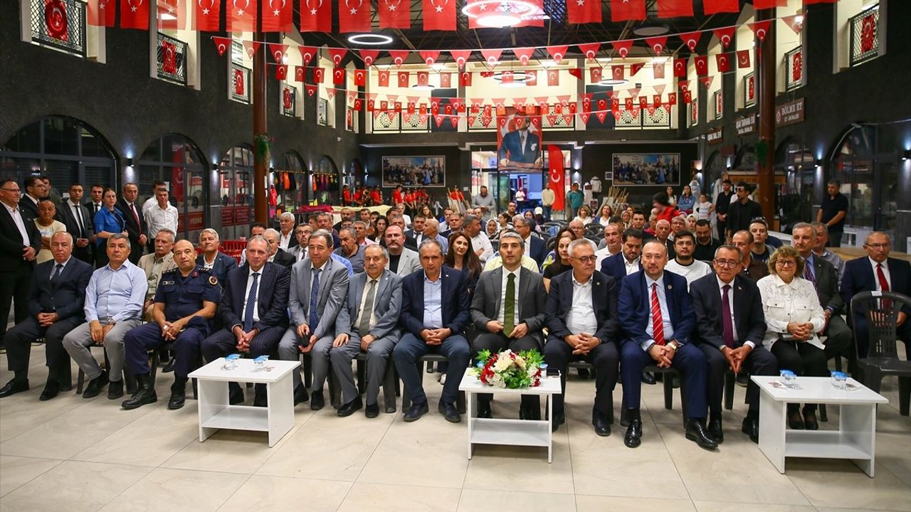 Uşak'ta 50 yıllık saat tamircisi Ali Yılmaz 'Yılın Ahisi' seçildi