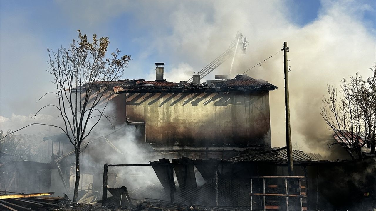 Uşak'ta otluk yangını: Sorkun'da 2 katlı ev ve ahır kullanılamaz hale geldi