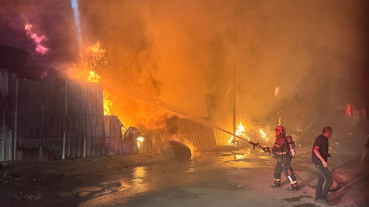 Uşak'ta tekstil fabrikası ve deposunda yangın; ekipler müdahale ediyor