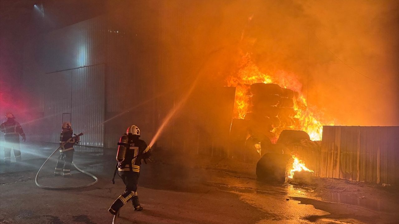 Uşak'ta tekstil fabrikası ve deposundaki yangın kontrol altına alındı