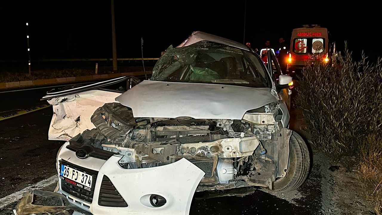 Uşak'ta tırla çarpışan otomobilde 1 kişi öldü, 1 kişi ağır yaralandı