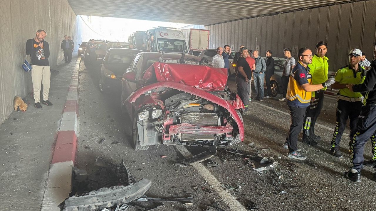 Uşak'ta üç otomobilin çarpışması sonucu 3 kişi yaralandı