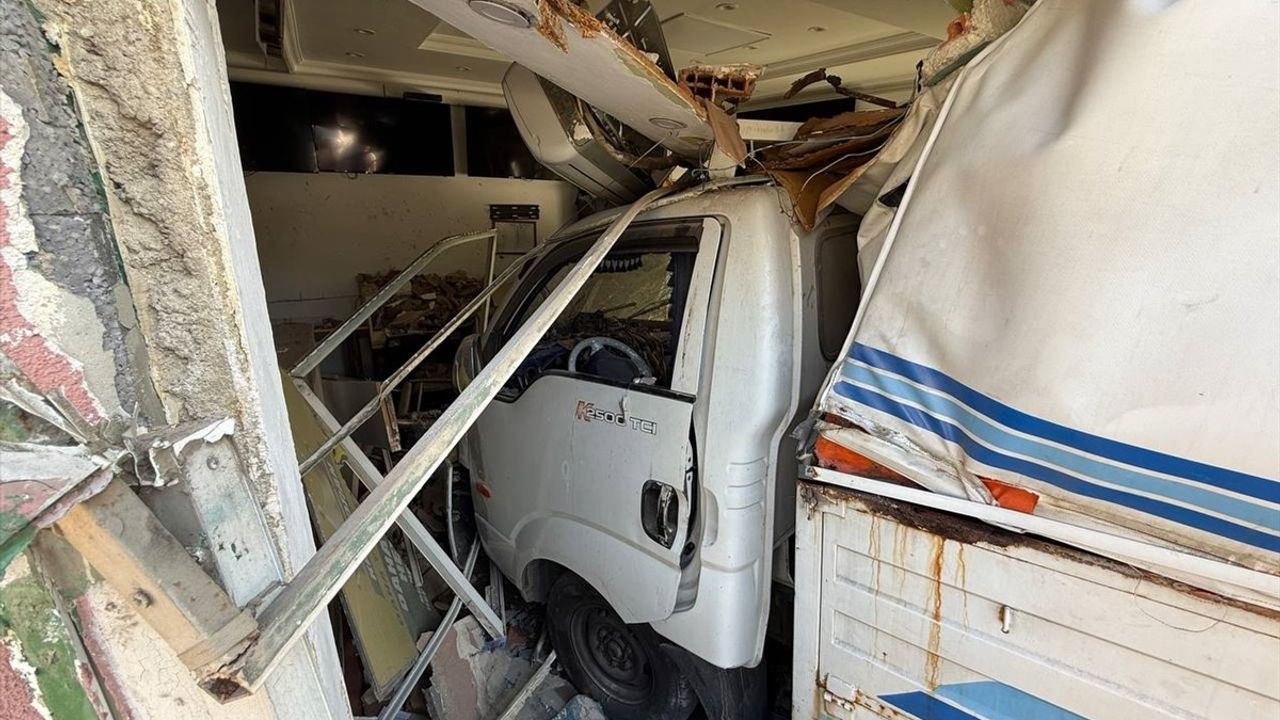 Üsküdar'da kamyonet iş yerine çarptı; yaralanma yok