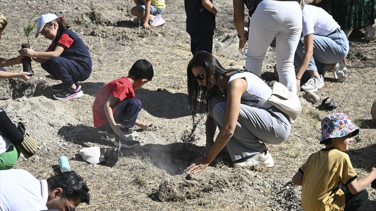 Uyum Haftası kapsamında minik öğrenciler fidan dikti