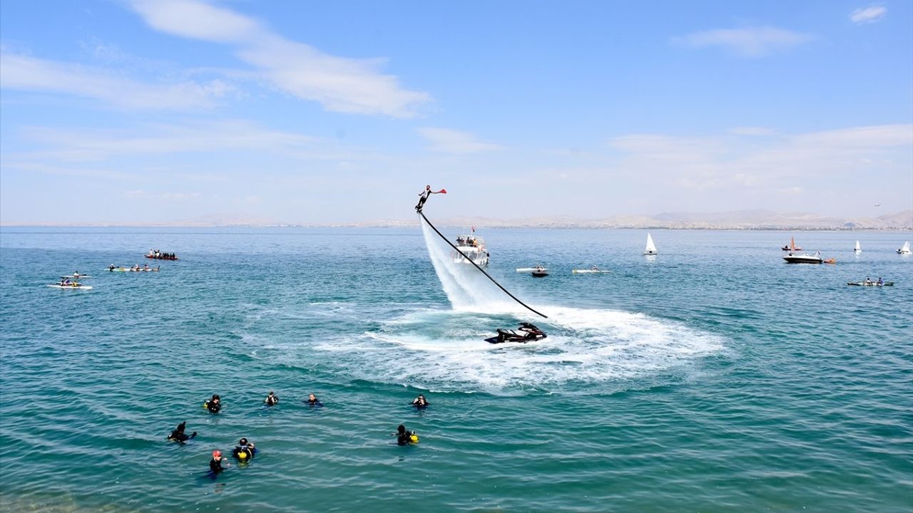 Van'da 'AK Gençlik Van GölFest' başladı — Su sporları, yarışmalar ve konserler