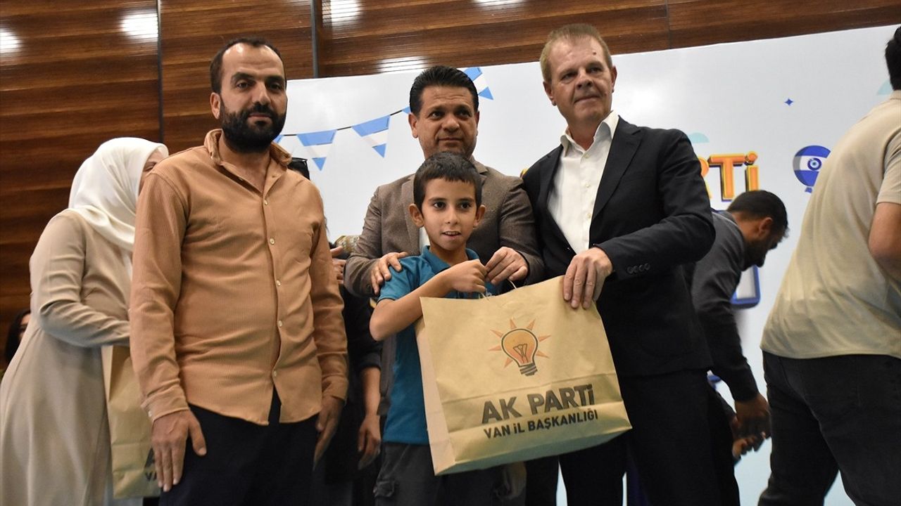 Van'da AK Parti'nin organizasyonuyla 200 çocuk için sünnet şöleni