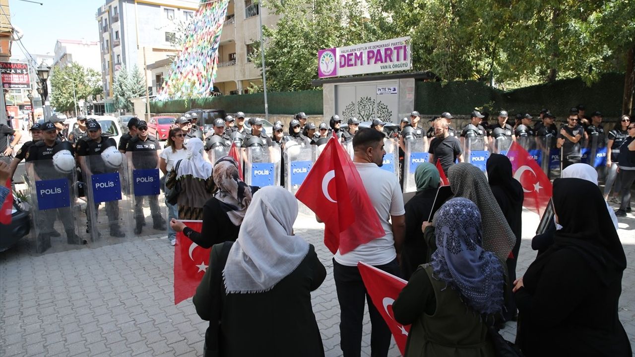 Van'da çocukları dağa kaçırılan ailelerin DEM Parti önündeki eylemi sürüyor