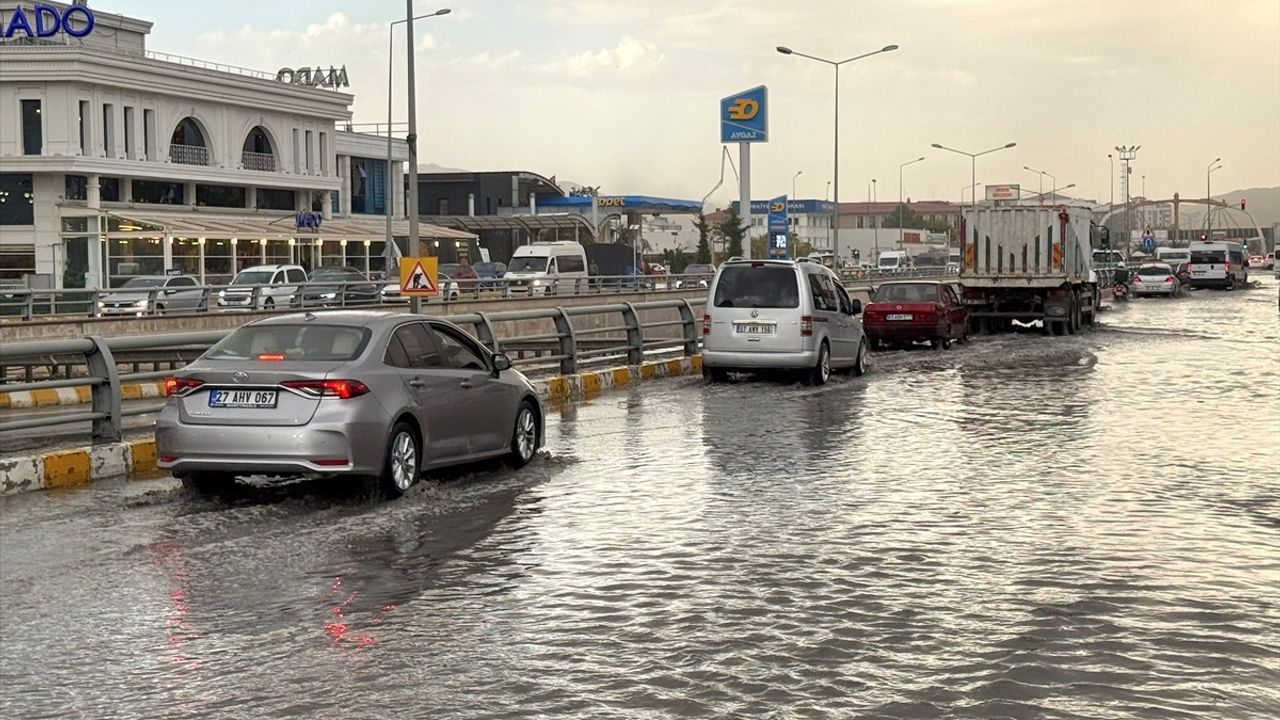 Van'da Sağanak: Kent Merkezinde Cadde ve Sokaklarda Su Birikintileri, Ekipler Müdahale Ediyor