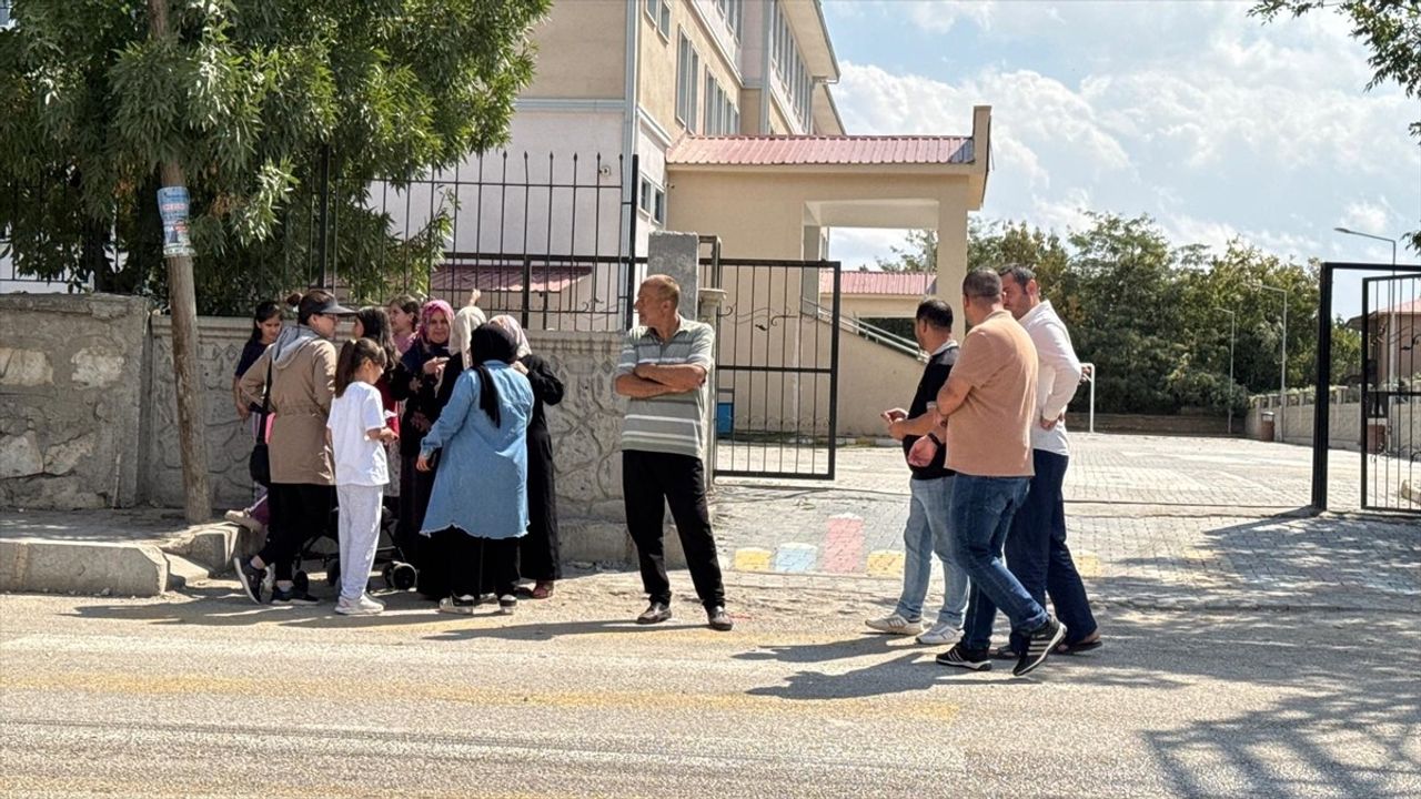 Van İpekyolu'nda okulda iki öğretmen bıçakla yaralandı