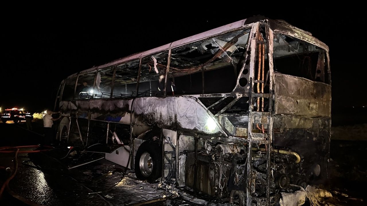 Van Tuşba'da Seyir Halindeki Yolcu Otobüsünde Yangın Söndürüldü