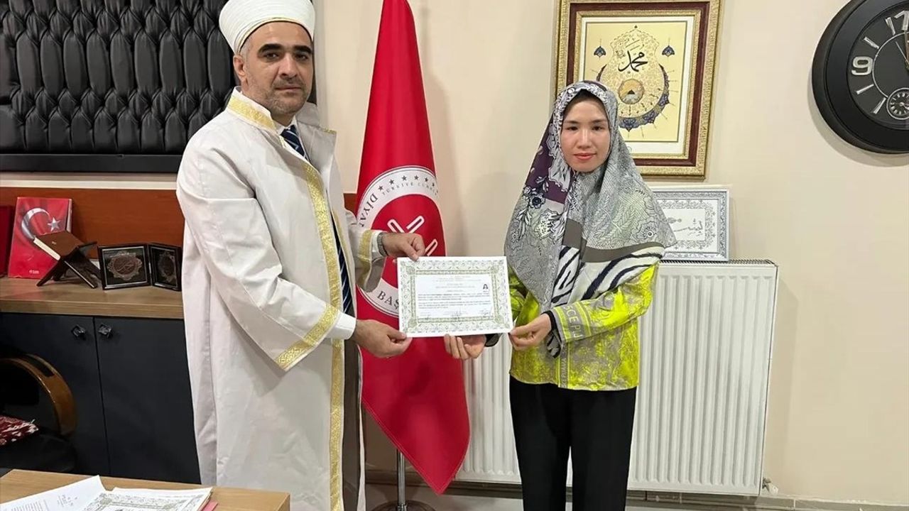 Vietnamlı Thi Hoa Chau Yüksekova'da Müslüman Oldu: 'Viyan' Adını Aldı