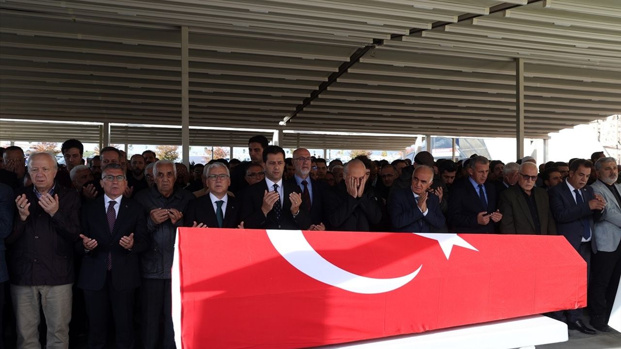Yavuz Bülent Bakiler, memleketi Sivas'ta son yolculuğuna uğurlandı