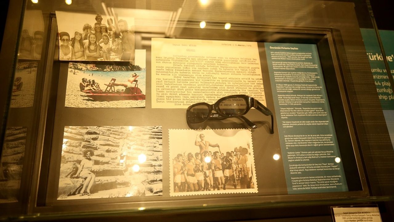 Zeki Müren'in gözlüğü ve el yazısı şarkı sözü Antalya'da sergileniyor