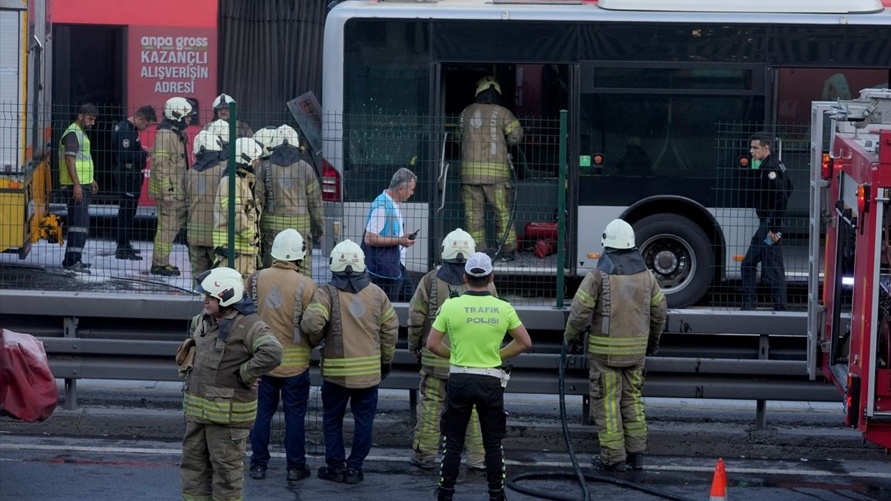 Zeytinburnu'nda metrobüsün motor bölümünde çıkan yangın söndürüldü