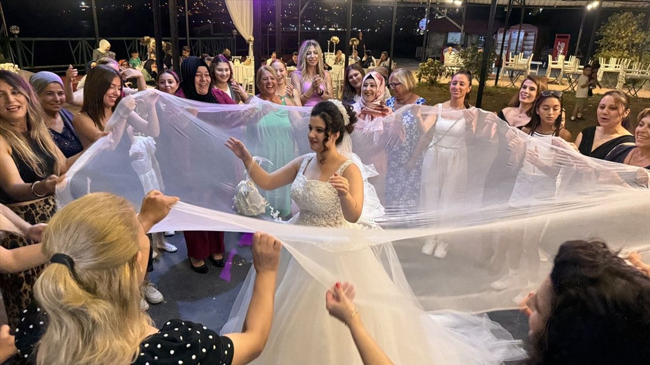 Zonguldak'ta özel gereksinimli Cemre Çınar'ın gelinlik giyme hayali temsili düğünle gerçekleşti