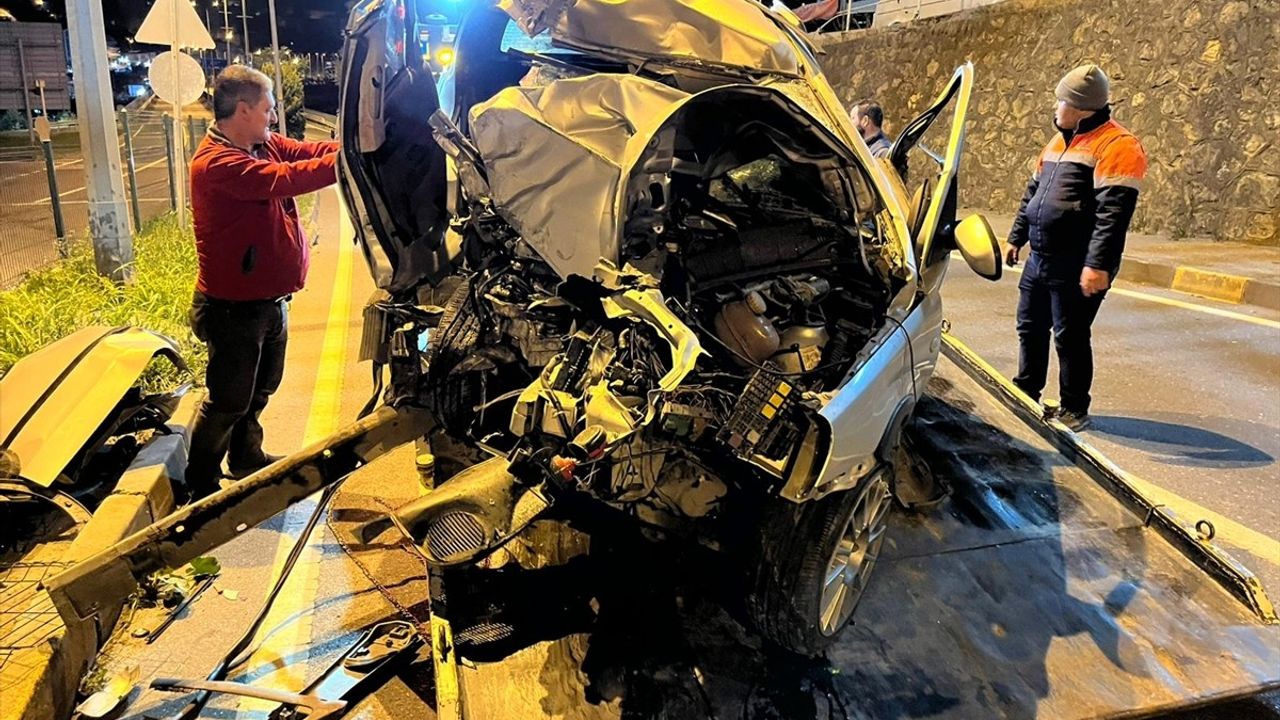 Zonguldak'ta üst geçidin direğine çarpan otomobilde iki kişi yaşamını yitirdi