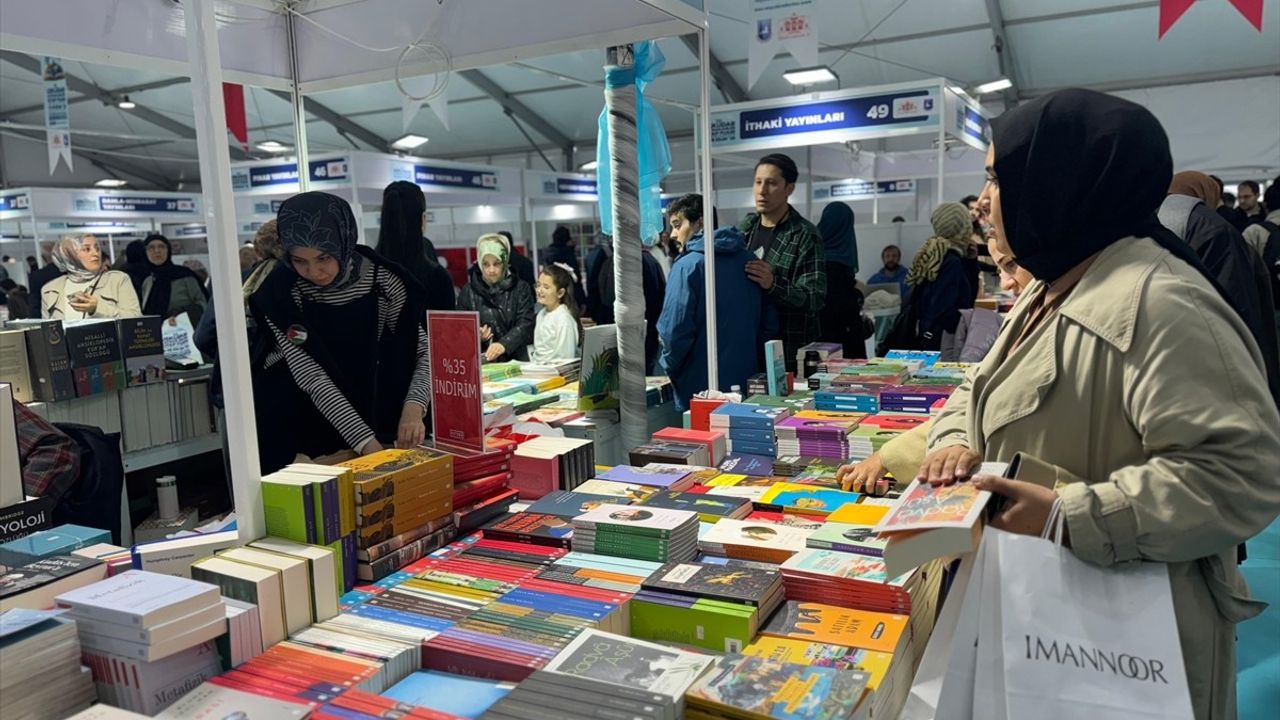 1. Üsküdar Kaymakamlığı Kitap Fuarı Üsküdar Meydanı'nda açıldı
