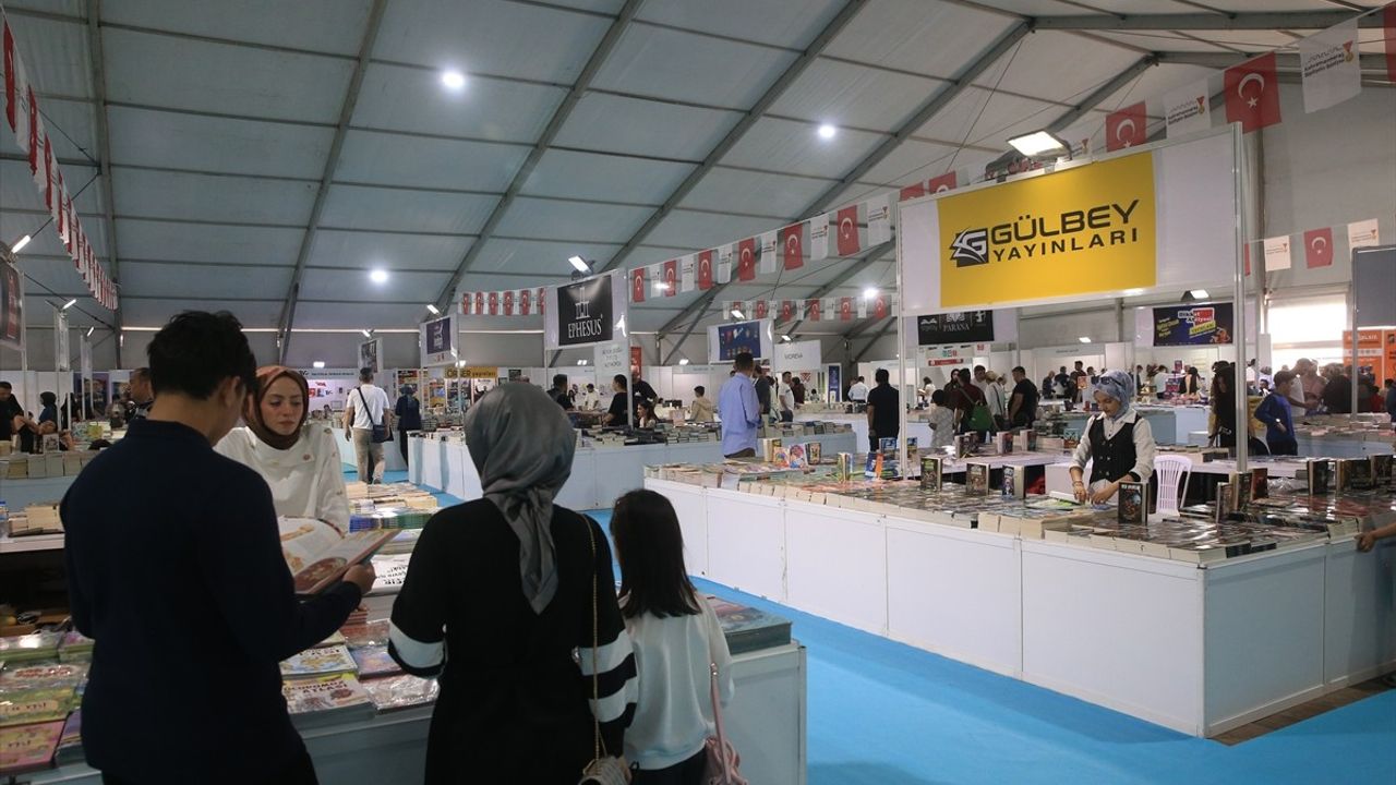 10. Uluslararası Kahramanmaraş Kitap Fuarı 'Gel ve hayatı anla' üçüncü gününde ziyaretçileri ağırlıyor