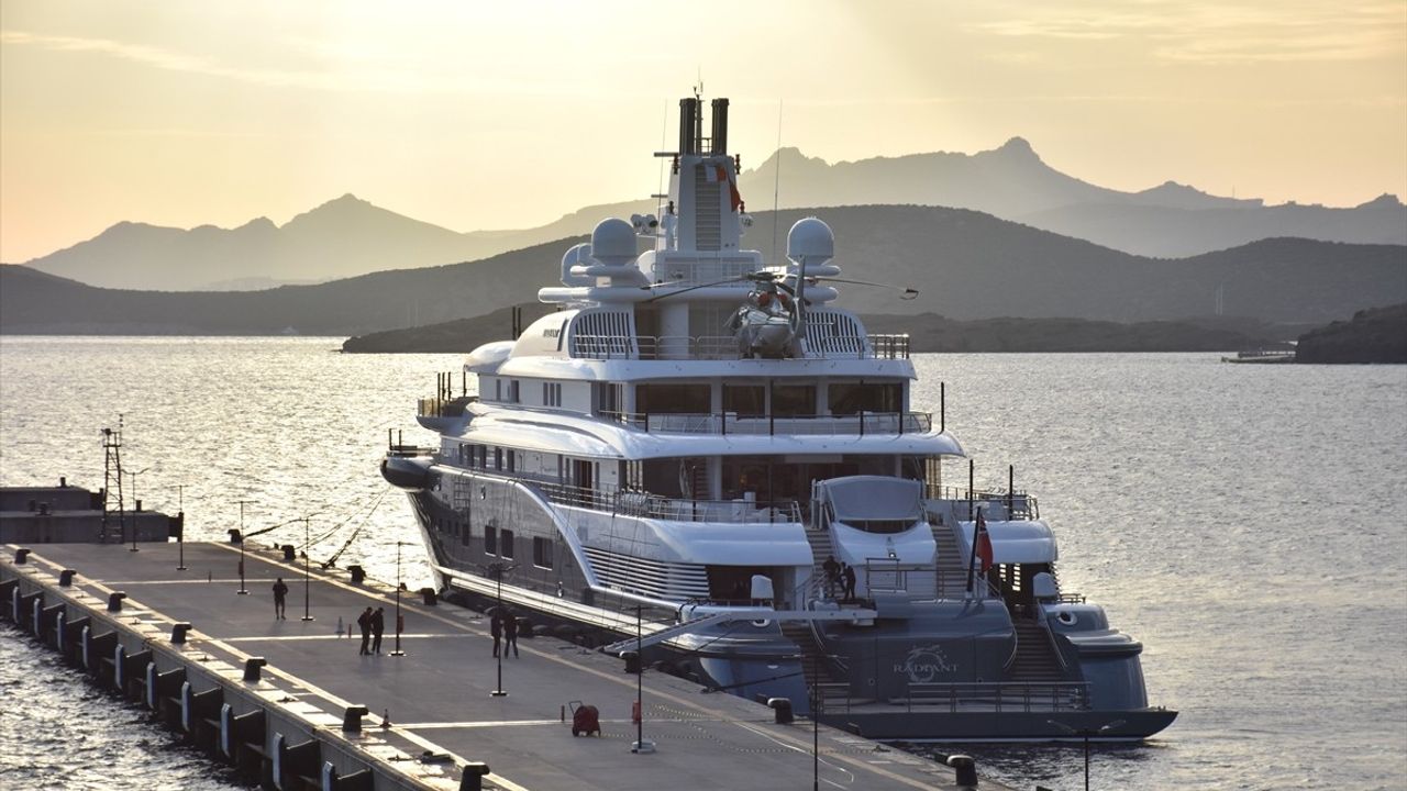 110 metrelik mega yat Radiant Bodrum'da yakıt ikmali yaptı