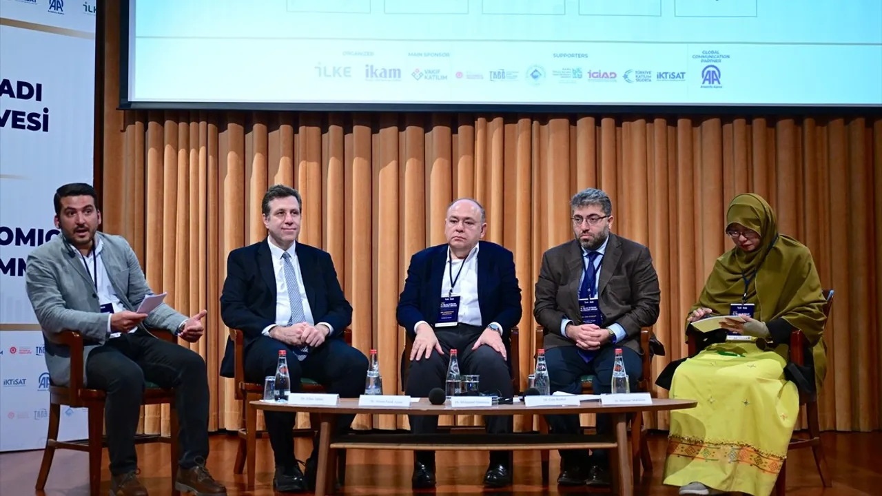 13. İslam İktisadı ve Finansı Zirvesi'nde 'İslam İktisadında Yön Arayışı ve Güncel Yaklaşımlar' paneli