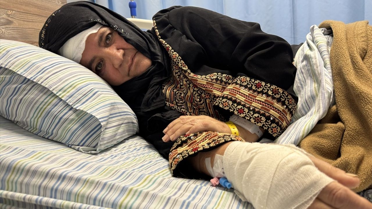 19 Ekim: Batı Şeria'da zeytin hasadına giderken darbedilen Afaf Ebu Alya hastaneye kaldırıldı