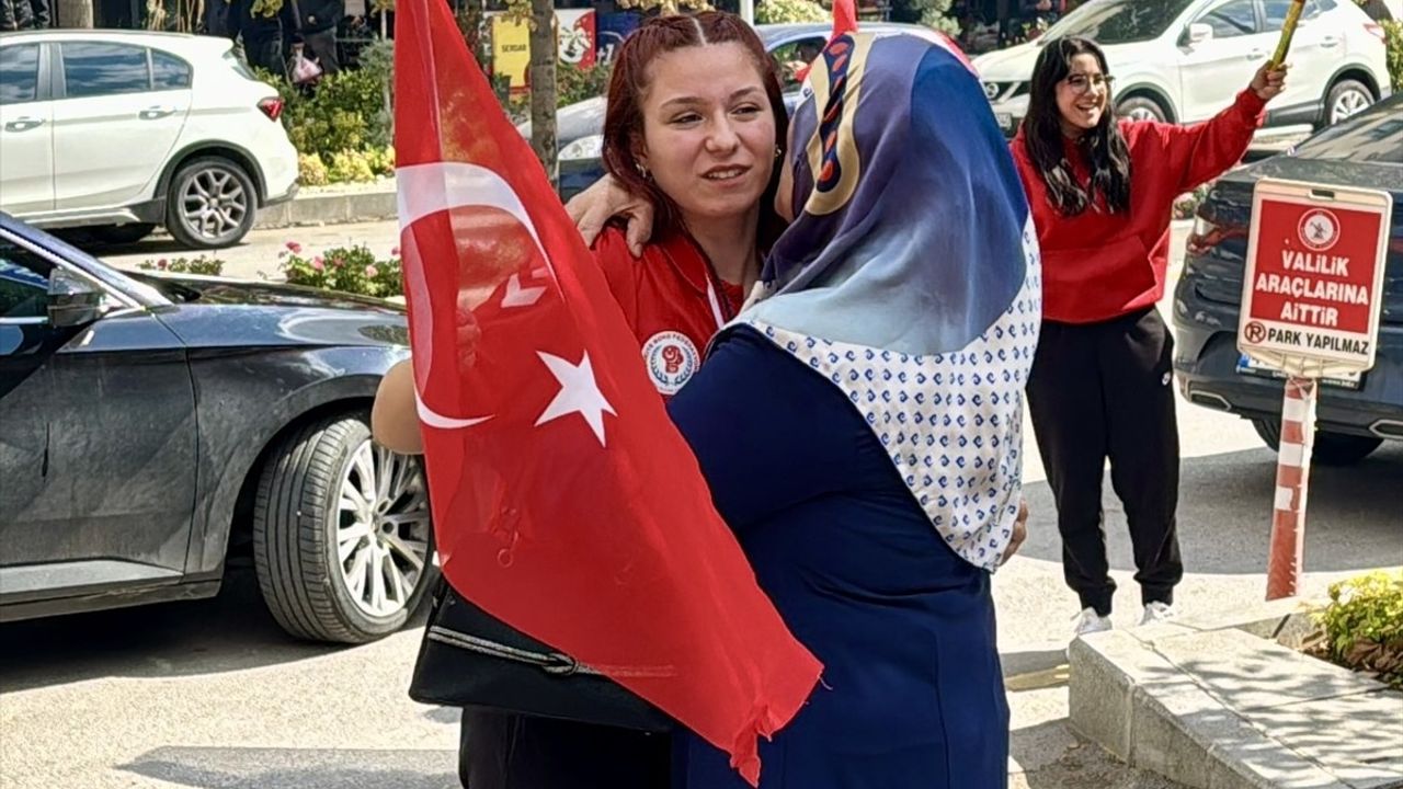 19 Yaş Altı Avrupa Şampiyonu Yonca Gül Yılmaz Kırşehir'de Coşkuyla Karşılandı