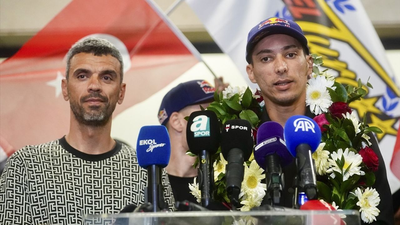 2025 Dünya Superbike Şampiyonu Toprak Razgatlıoğlu İstanbul'da Coşkuyla Karşılandı