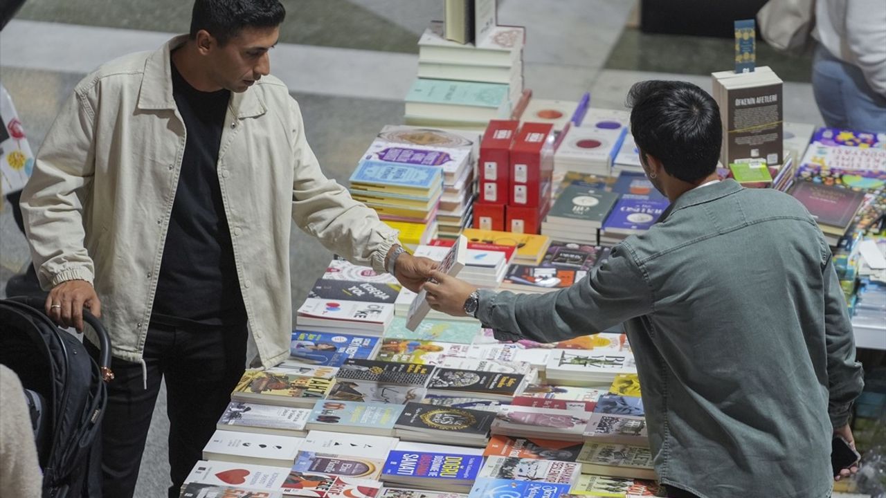 22. Ankara Kitap Fuarı'nın Üçüncü Gününde Hafta Sonu Yoğunluğu