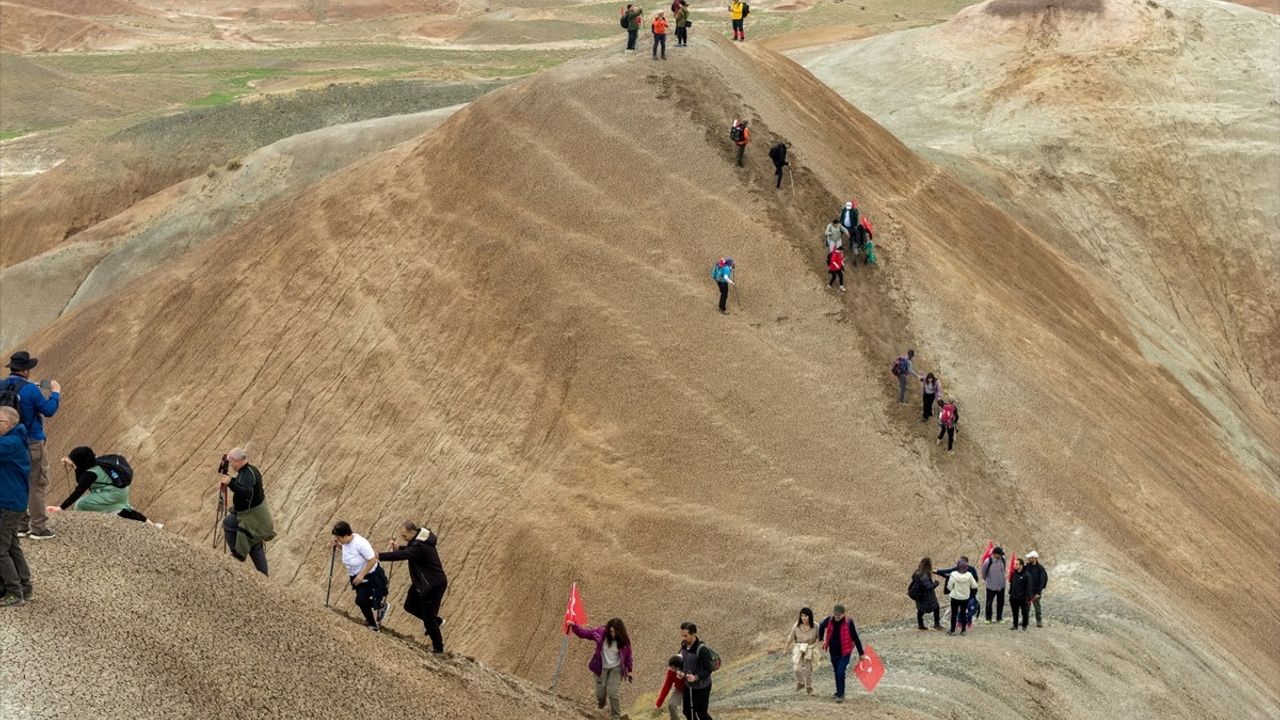 29 Ekim: Kars ve Iğdır dağcıları Gökkuşağı Tepeleri'nde Cumhuriyet Yürüyüşü