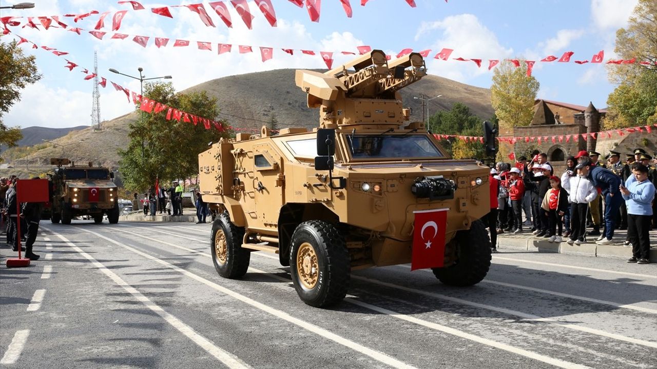 29 Ekim: Van, Bitlis, Muş ve Hakkari'de Cumhuriyet'in 102. yılı törenlerle kutlandı